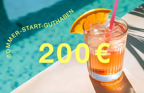 Aperol in schönem Glas mit pinkfarbenen Strohhalm und Orange